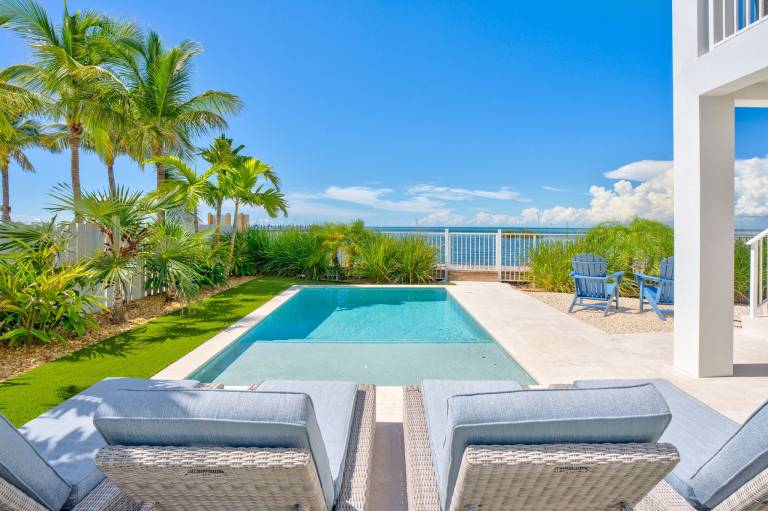 Emerald Shores – Luxury Oceanfront Rental, Heated Pool & Private Dock. Pets Welcome! — photo 2