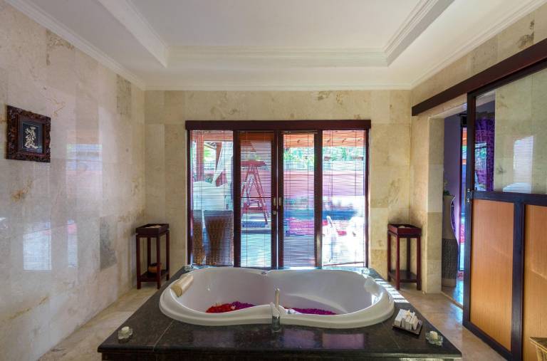 Pleasant villa with yard & pool | Dogs allowed — photo 4