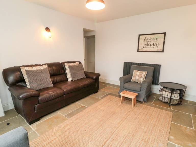 Cottage with terrace & yard — photo 4
