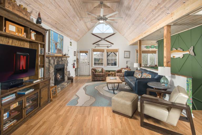 Cabin with jacuzzi & grill | Mountain view in Boone, NC
