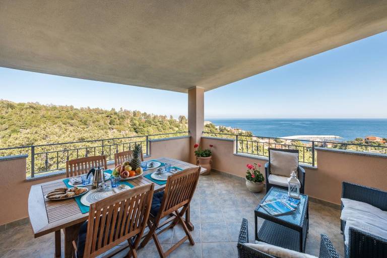 Fully equipped apartment with BBQ, yard & terrace | Sea view | Beach nearby | Pets are welcome — photo 2