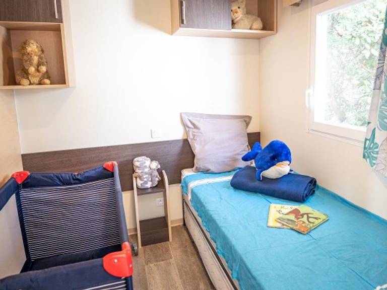 Family-oriented mobile home with patio & heated pool | Pets allowed — photo 5