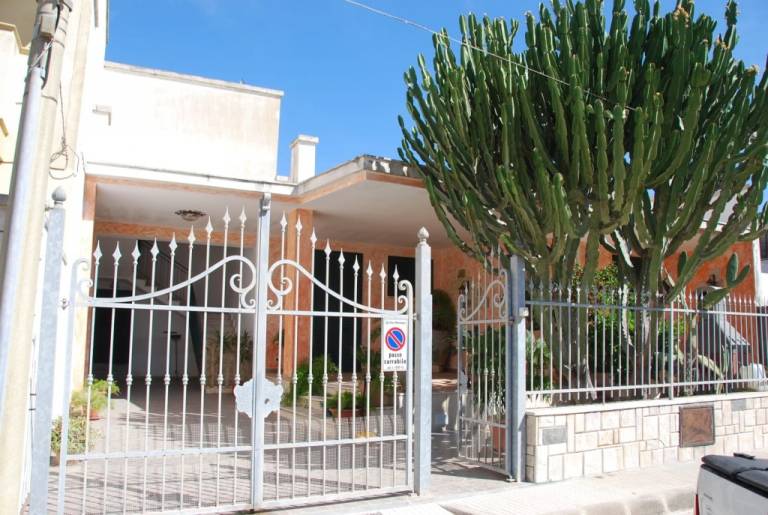 Villa with yard — photo 2