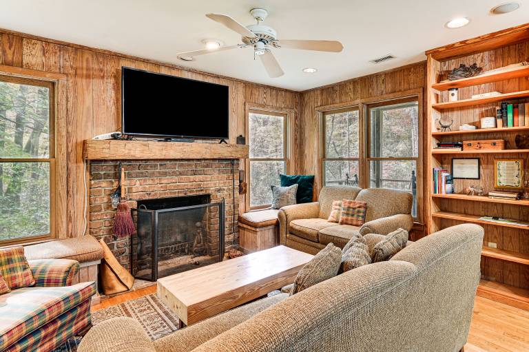 Relax Creekside Forest View Gem in Marietta