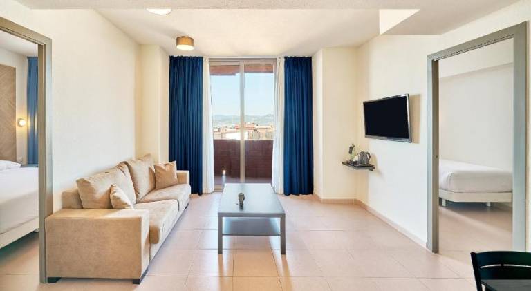 Serviced apartment with pool — photo 2