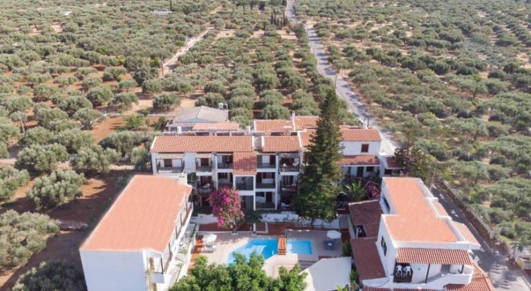 Wonderful serviced apartment with yard, pool & terrace | Pets allowed — photo 4