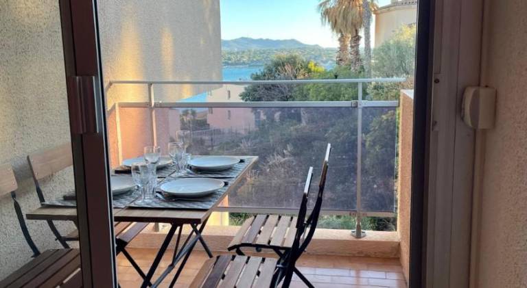 Apartment with patio — photo 5