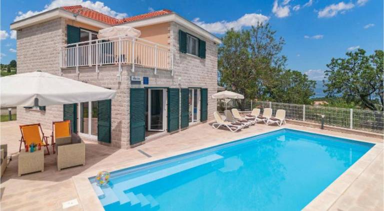 Wonderful vacation home with pool | Pets are welcome in Supetar