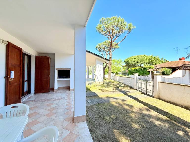Vacation home with terrace, yard & barbecue — photo 5