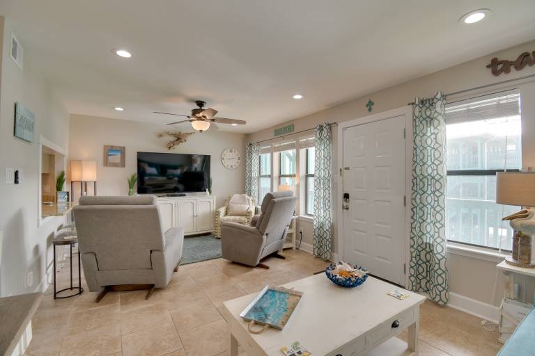 Vibrant Gulf Shores Getaway w Pool & Beach Access