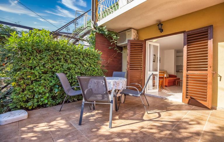 Rental apartment with patio, barbeque & yard — photo 4