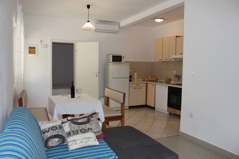 Fully equipped holiday apartment with garden, patio & barbecue | Sea view | Close to the beach | Pet-friendly — photo 3