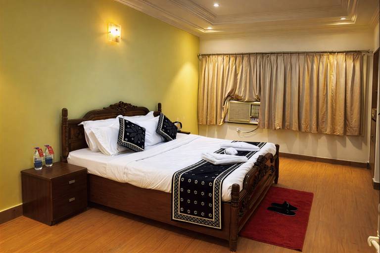 Hotel Thakur Galaxy Sadar Market