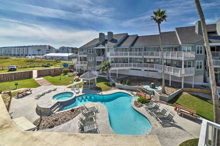 Beachfront Condo in Port Aransas: Pets Stay Free — photo 4