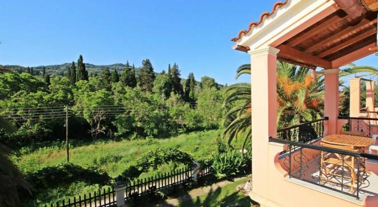 Villa with yard, terrace & private pool — photo 4