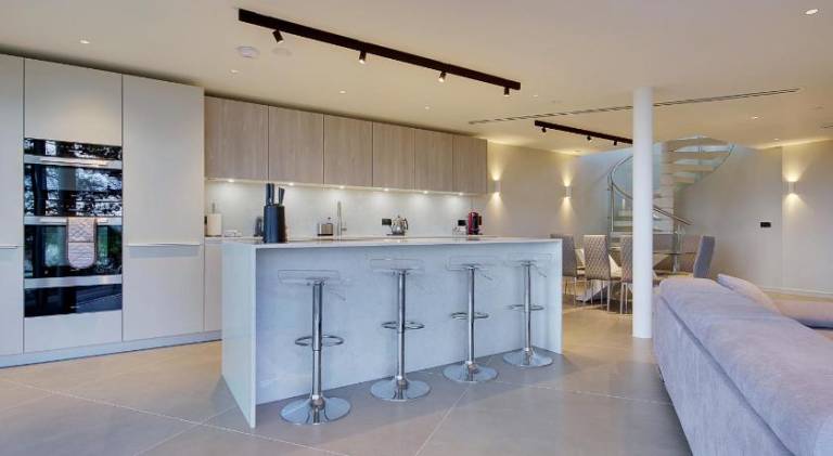 Luxury 3bd penthouse with roof terrace and hot tub — photo 2
