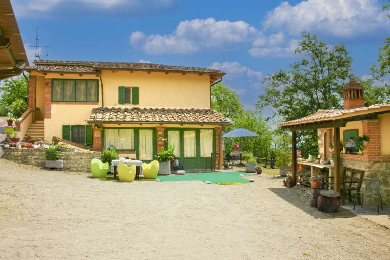 Child-friendly villa with terrace, private pool & yard | Good for workation | Pets allowed in Arezzo