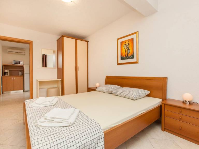 Appartment für 2 Personen mit Pool, Okrug Gornji — photo 4