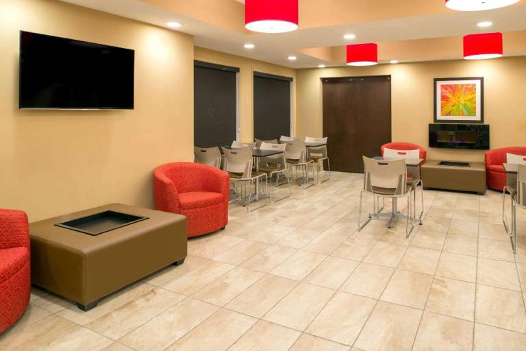 Microtel Inn & Suites by Wyndham Red Deer — photo 5