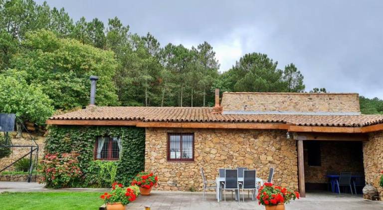 House with patio, yard & private pool in Badajoz