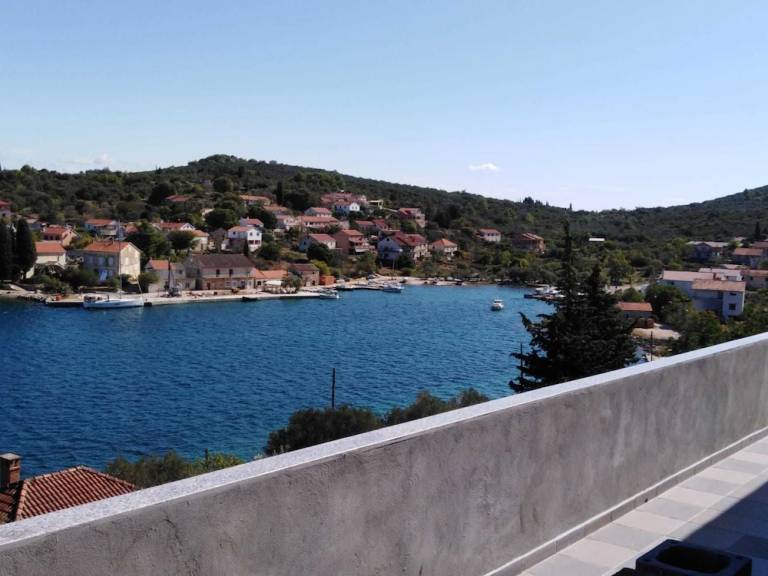 Namestitev  Otok Rava