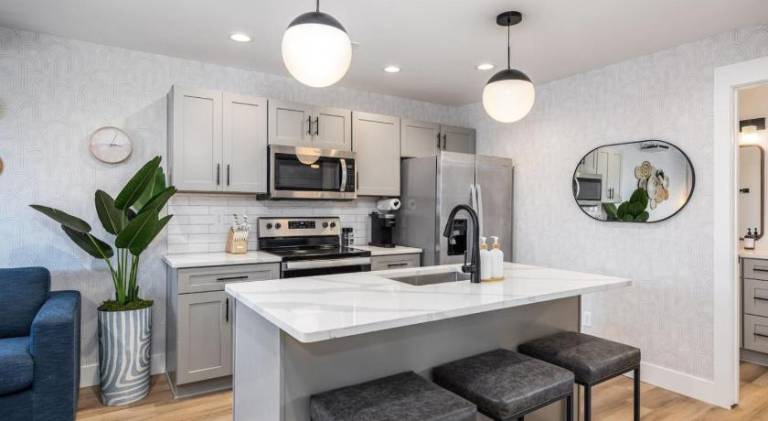 Walk to Restaurants from Condo, by Hospitals, 3 miles to Downtown in Nashville, TN