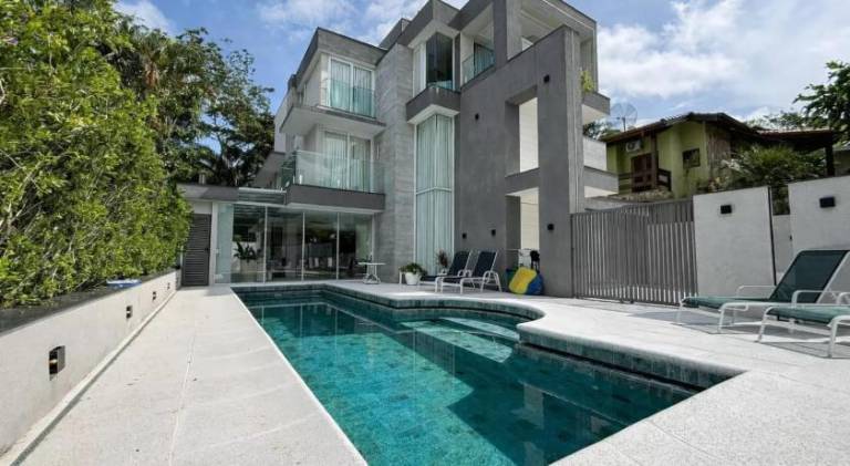 Vacation home with jacuzzi & pool in Itajai