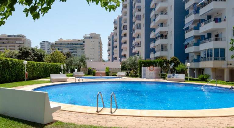 Rental apartment with garden, terrace & pool in Gandia