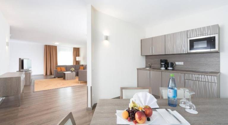 Serviced apartment with terrace, pool & sauna | Pets allowed — photo 3