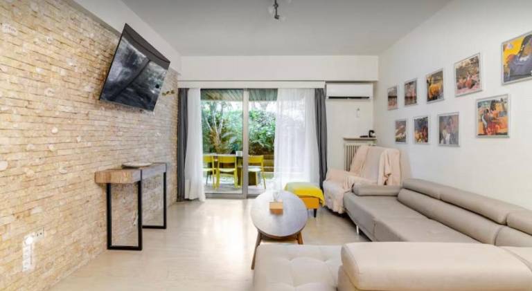 Rental apartment with patio & yard in Glyfada