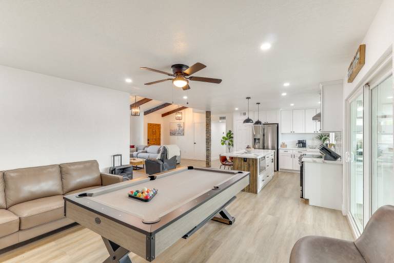 Poolside Relaxation: Group-Friendly Home in Havasu — photo 4