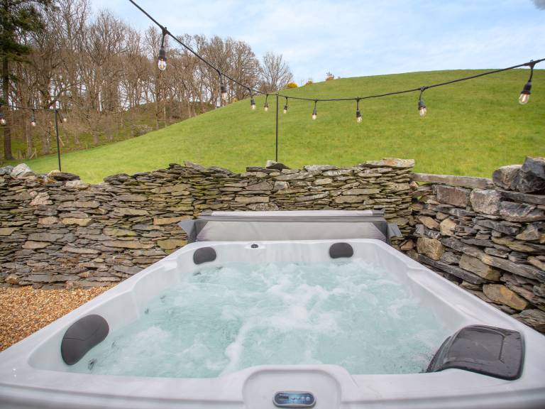 Cottage with jacuzzi, garden & barbeque | River view — photo 3