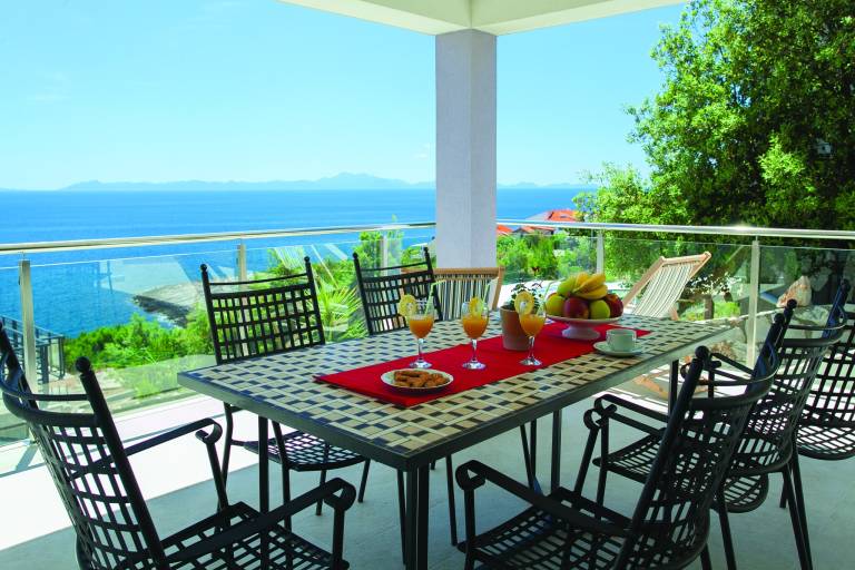 Vacation home with private pool, yard & terrace — photo 3