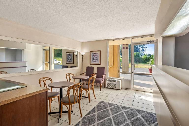 Super 8 By Wyndham Commerce — photo 3