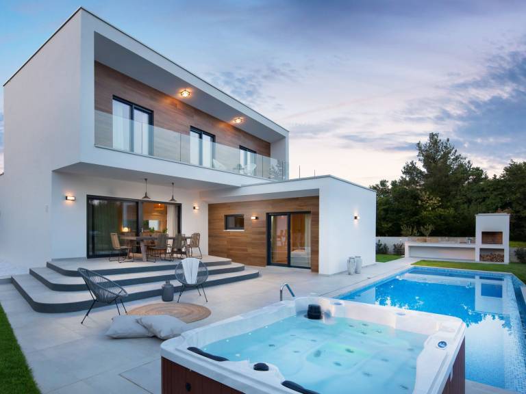 Vacation home with yard, terrace & private pool — photo 5