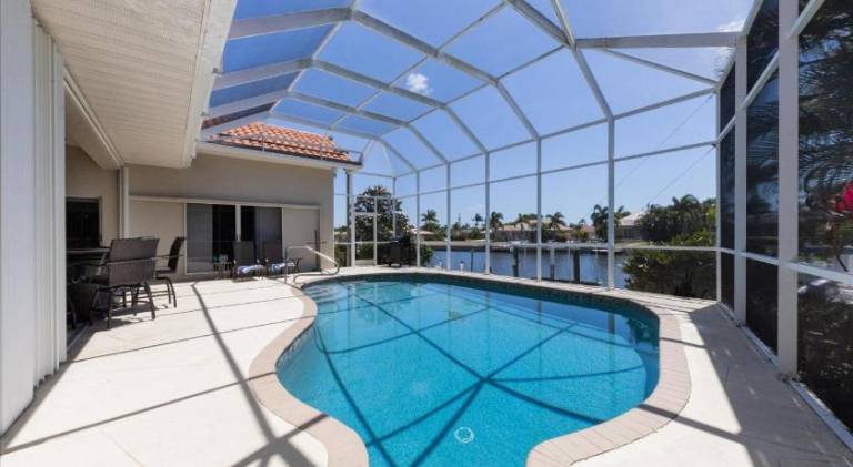 Villa with pool — photo 4
