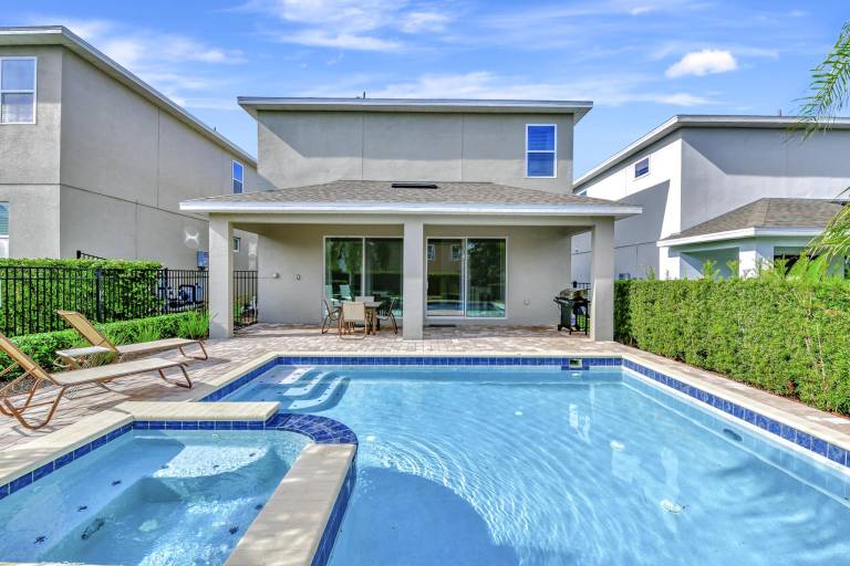 Vacation home with private pool — photo 4