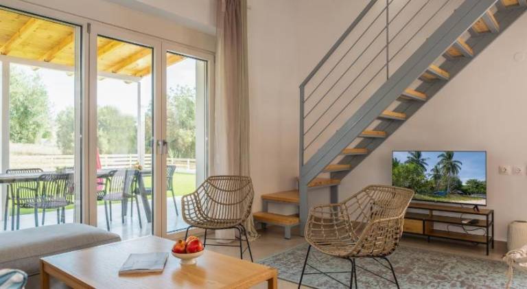 Serviced apartment with garden, pool & patio — photo 2