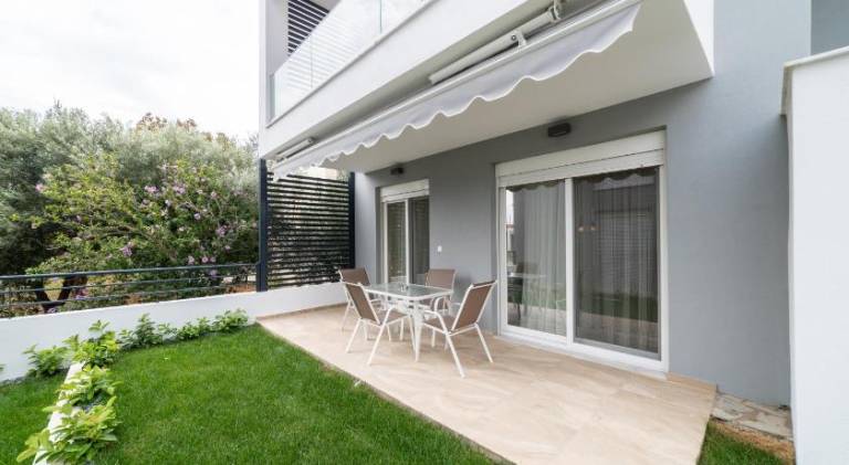 Holiday apartment with yard & terrace — photo 5