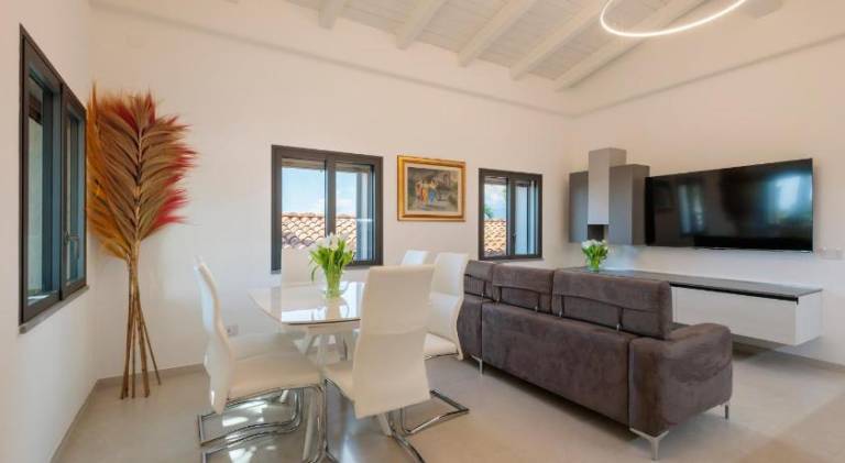 Pleasant villa with pool & jacuzzi | Pet-friendly — photo 2