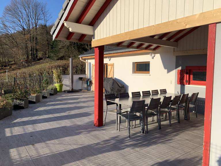 Chalet with jacuzzi, grill & yard | Garden view — photo 5