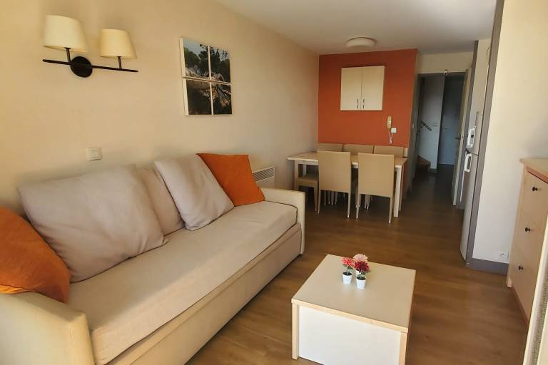 Holiday apartment with patio, garden & pool — photo 4