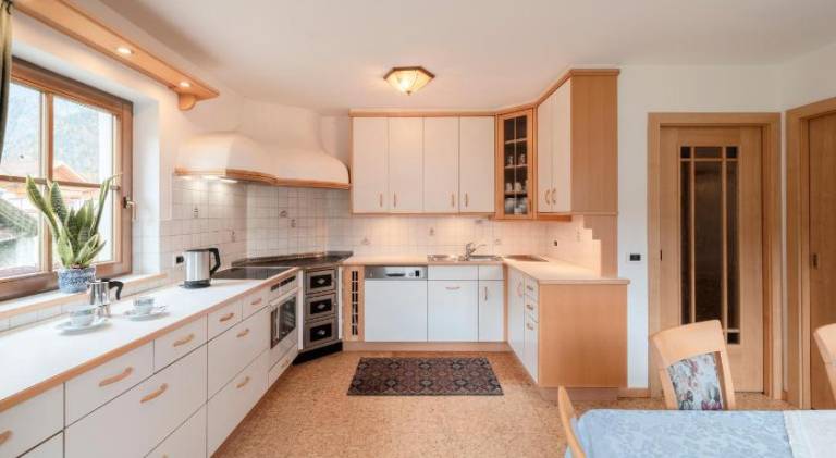 Big serviced apartment with patio, yard & grill | Ski nearby | Dogs allowed — photo 2
