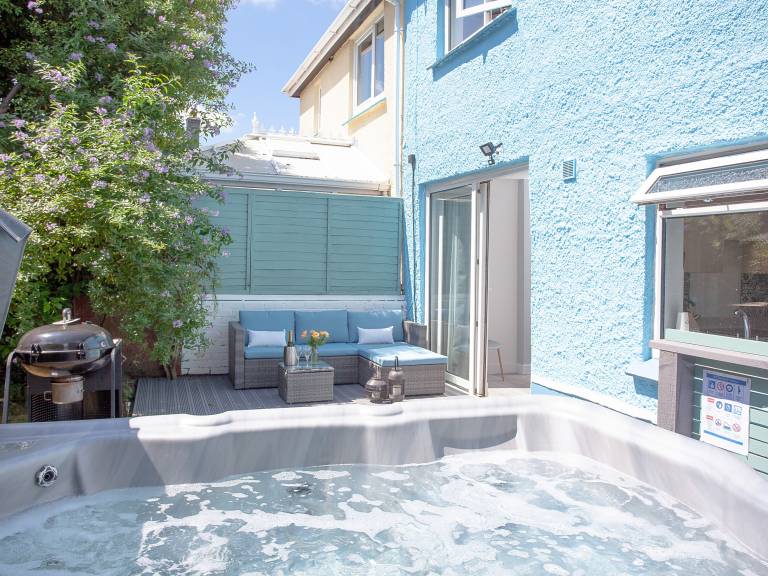 Family-oriented vacation home with barbeque, garden & jacuzzi | River view | Beach nearby | Pet-friendly in Paignton