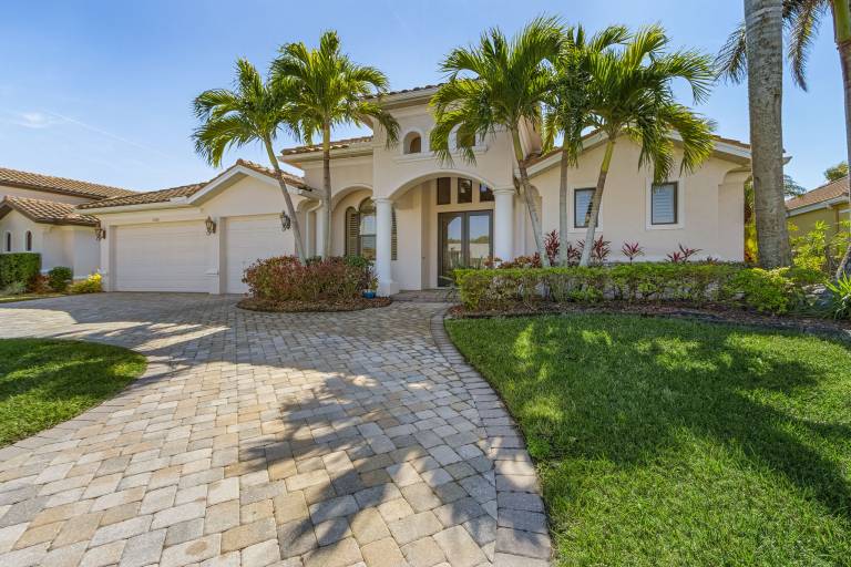 Vacation home with private pool & jacuzzi | Water view — photo 4