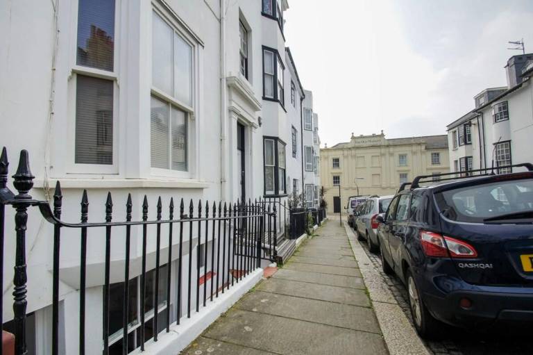 Nice apartment with yard | Close to British Airways i360 | Close to the beach | Good for workation | Dogs allowed — photo 5