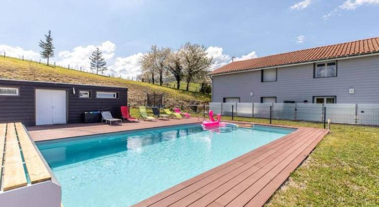 Fully equipped wonderful house with patio, private pool & yard | Good for workation | Pets are welcome in Riom
