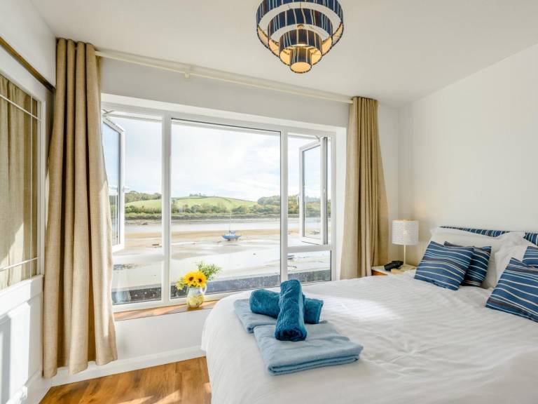 Cottage with yard, barbecue & terrace | Water view in Bideford