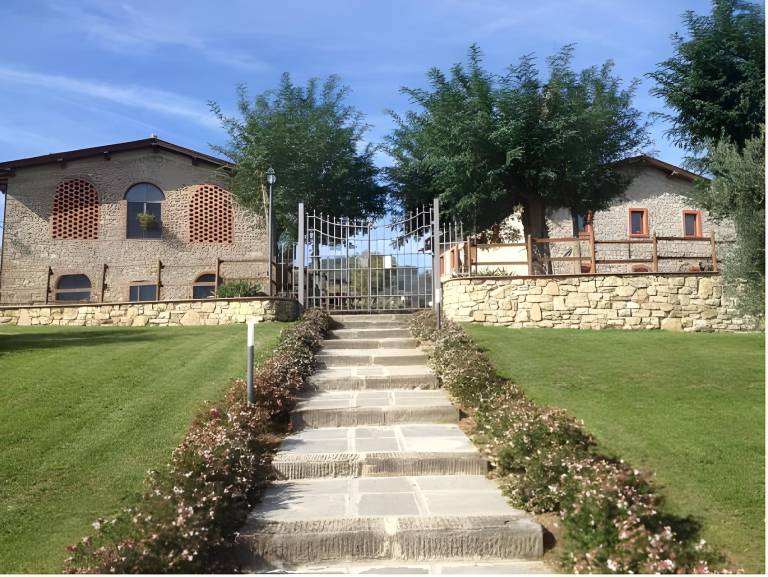 Vacation home with pool, garden & jacuzzi in Vicchio