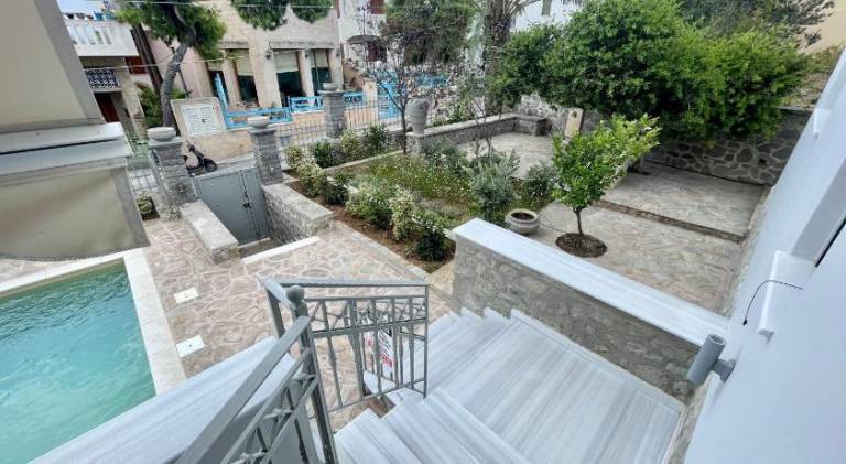 House with private pool, patio & yard — photo 4